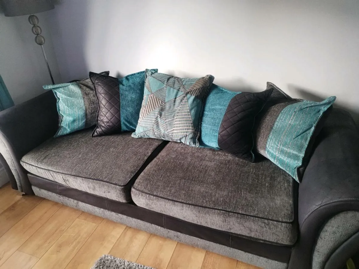 Suite of furniture 3 & 2 seater - Image 1