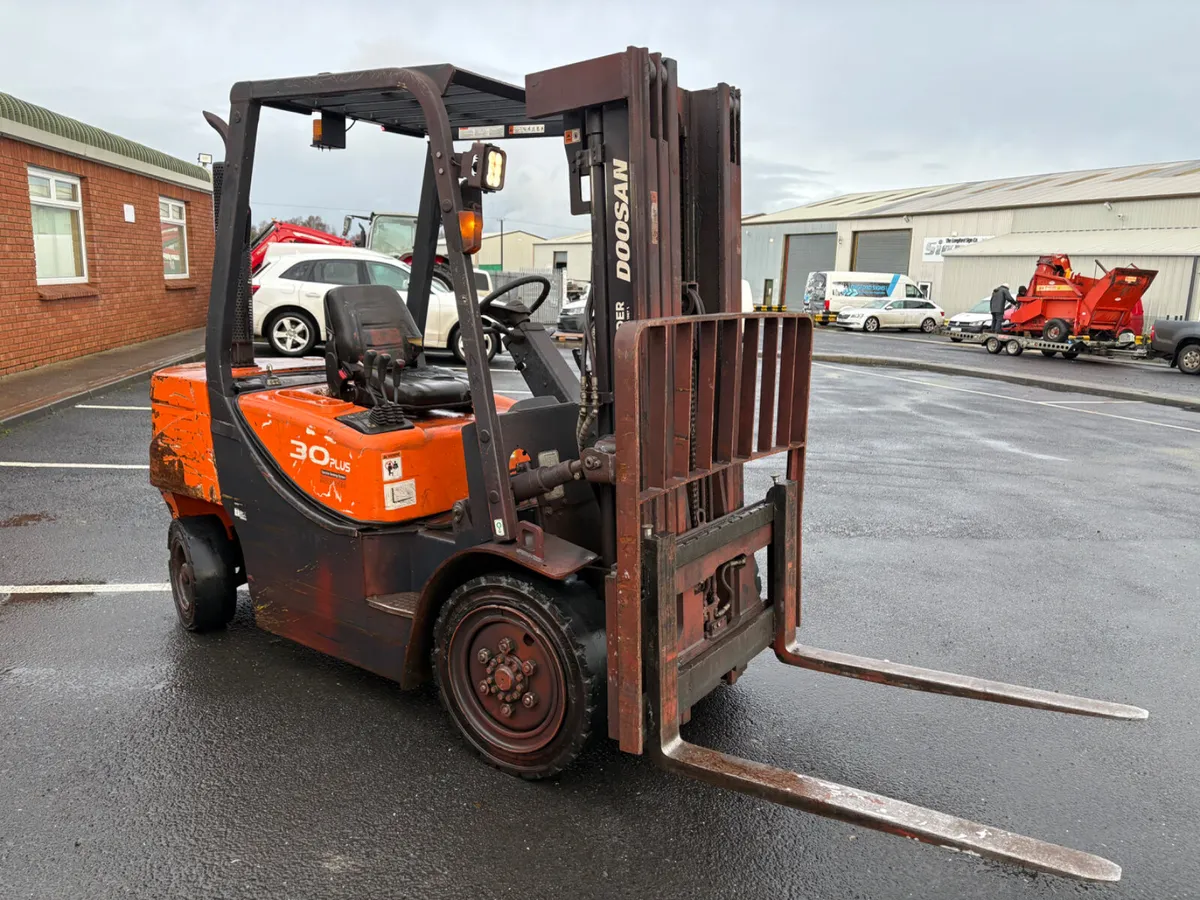 2017 Doosan 3 t Forklift - Image 4