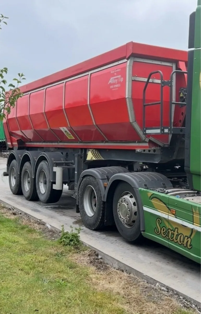 2020 Kassbohrer Insulated Tar Trailer - Image 2