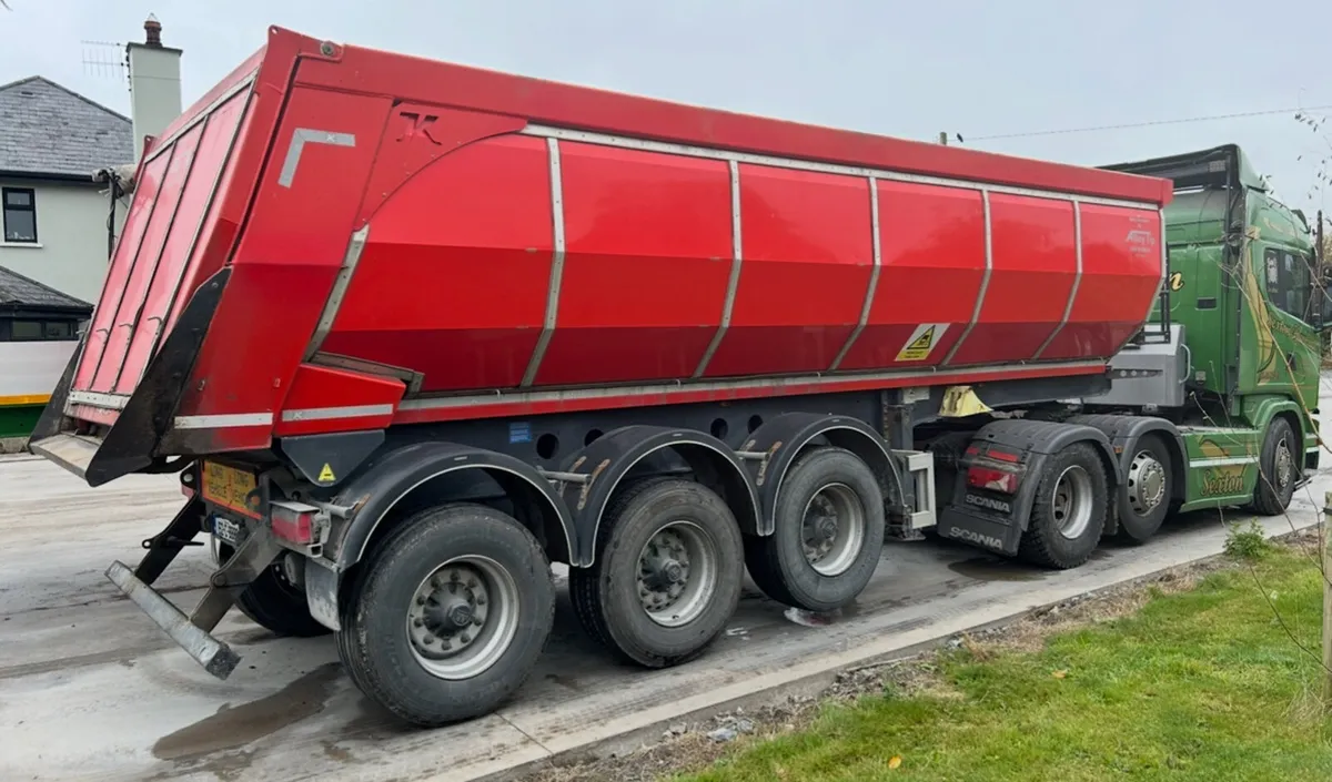 2020 Kassbohrer Insulated Tar Trailer - Image 1