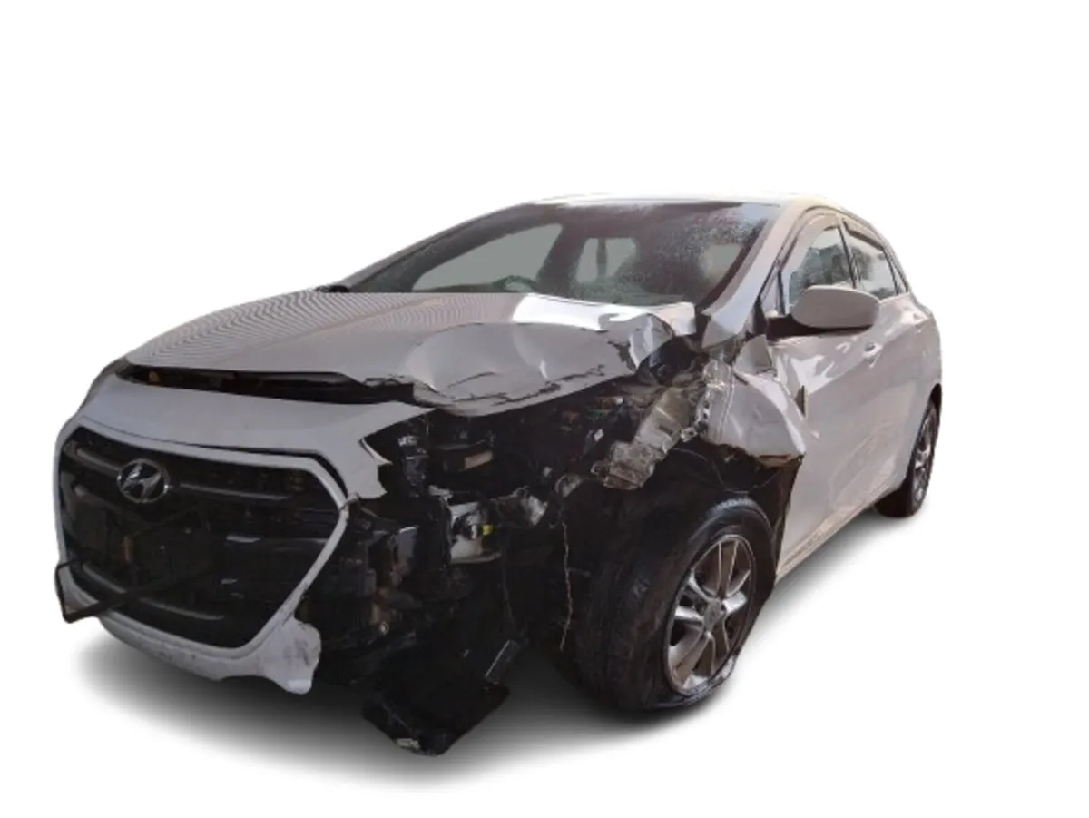 2015 HYUNDAI i30 For Breaking/Dismantling - Image 3