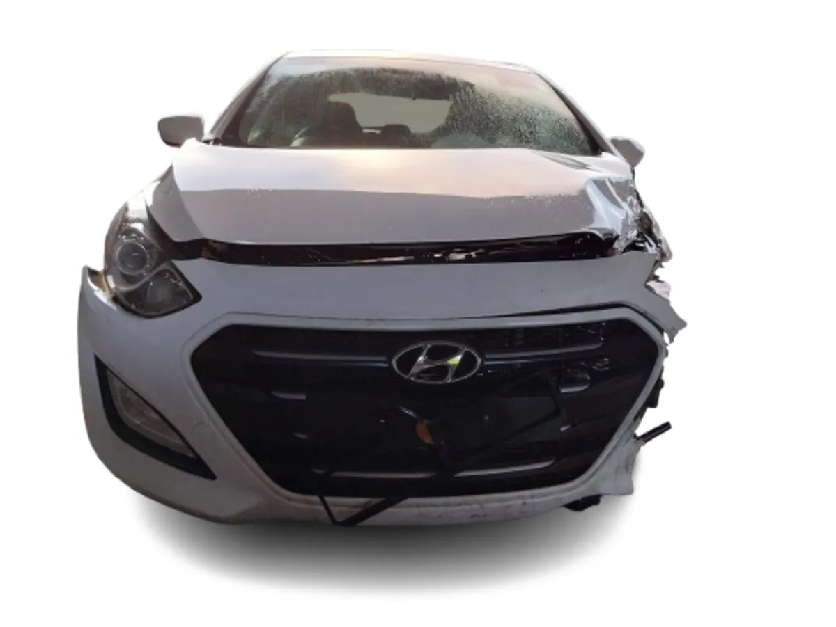 2015 HYUNDAI i30 For Breaking/Dismantling - Image 2