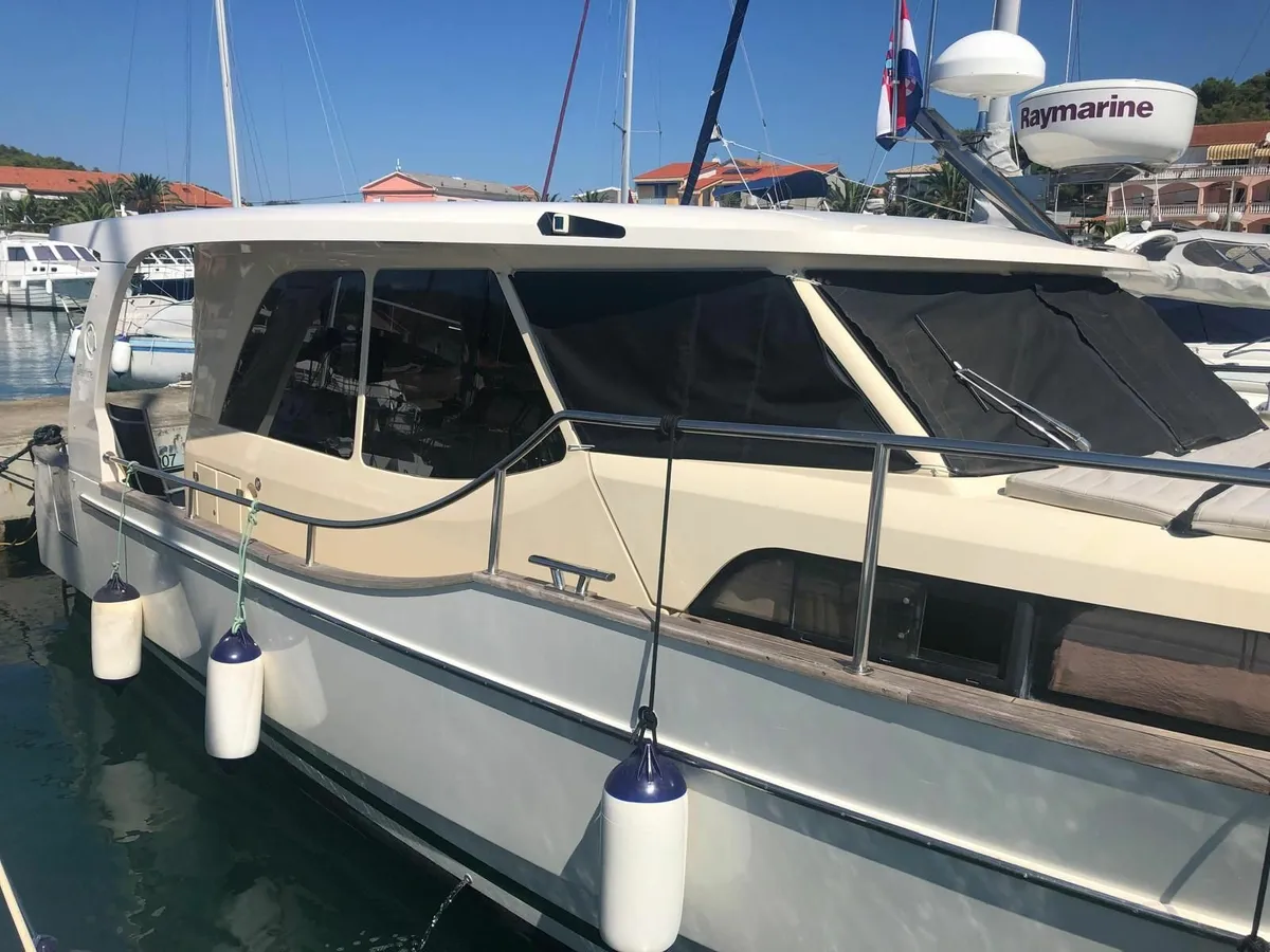 luxuriously equipped Greenline 33 Hybrid - Image 2