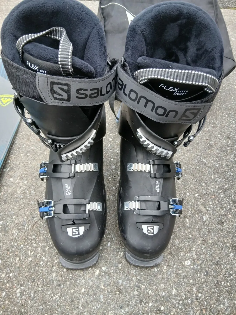 Skis and ski boots - Image 1