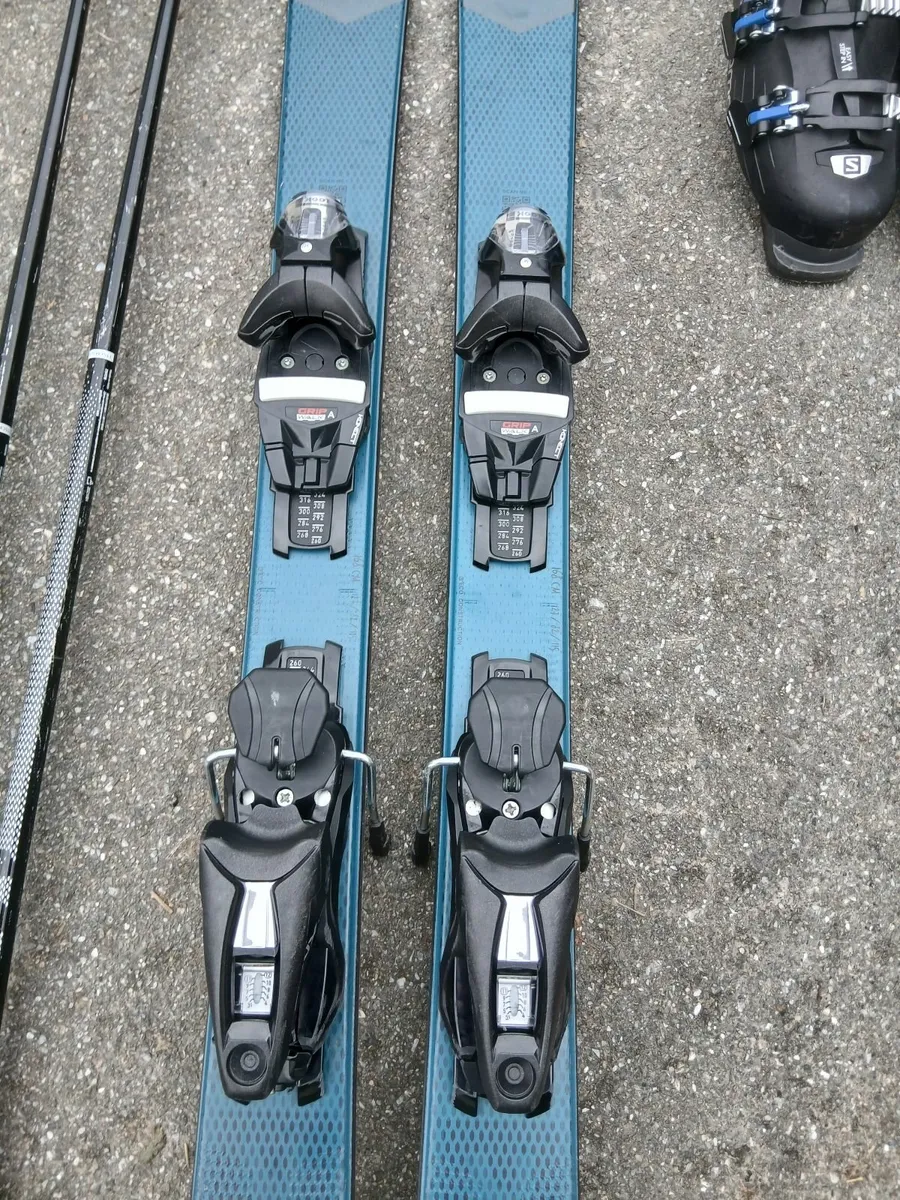 Skis and ski boots - Image 2