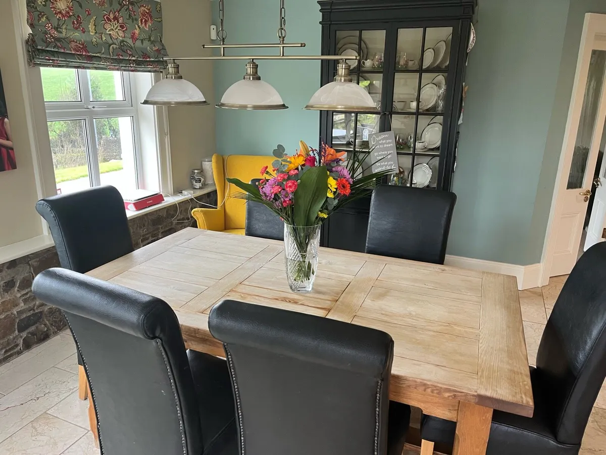 Table and chairs - Image 1