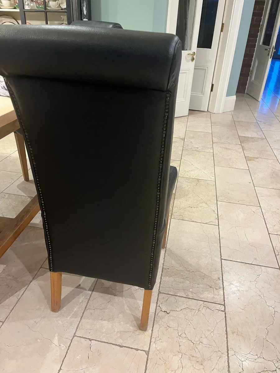 Table and chairs - Image 2