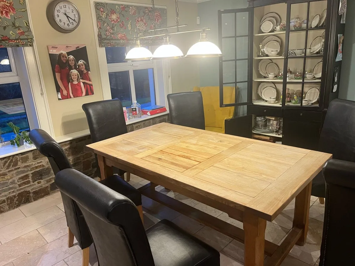 Table and chairs - Image 4