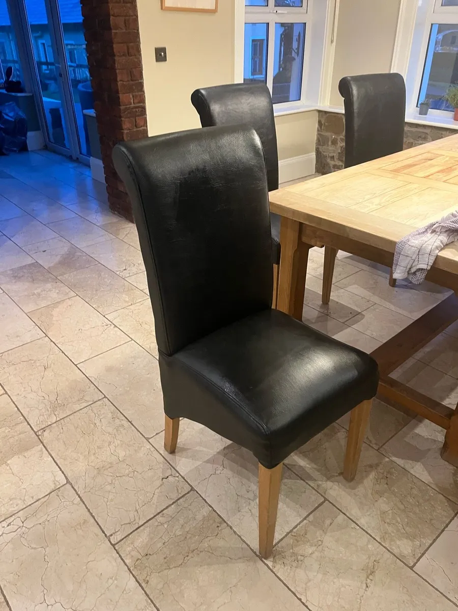 Table and chairs - Image 3