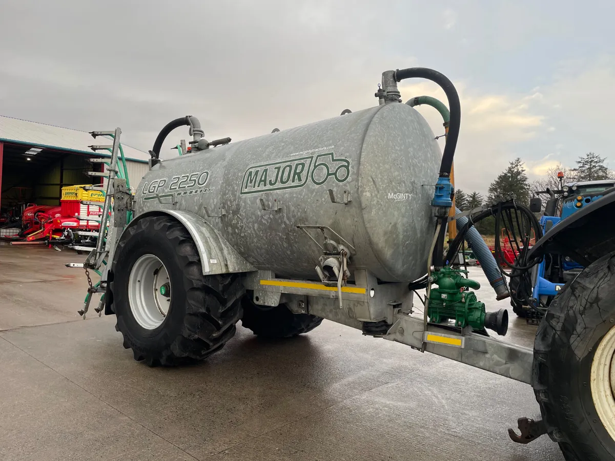 2019 Major 2250G Tanker with Trailing Shoe - Image 1