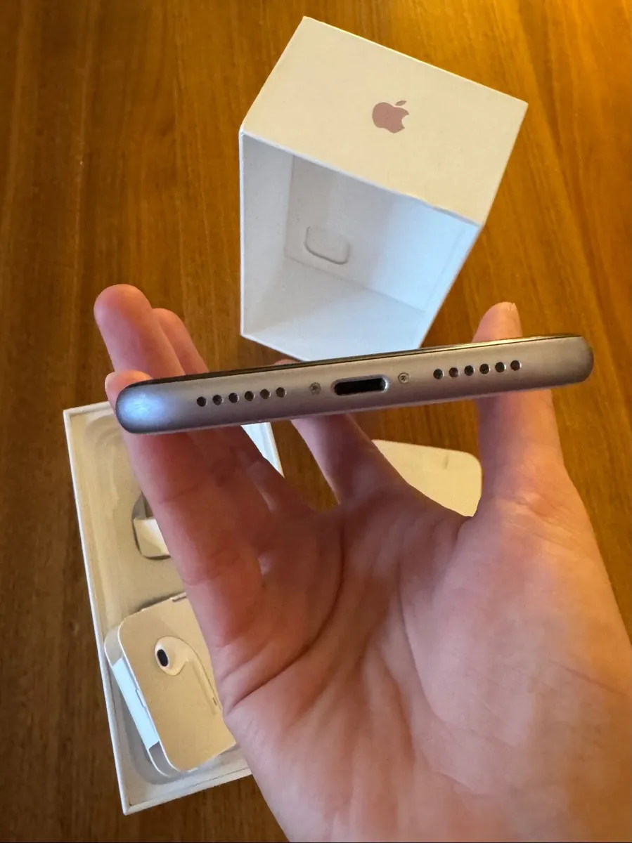 iPhone 11 128GB Purple – Unlocked – Original Box & - Image 4