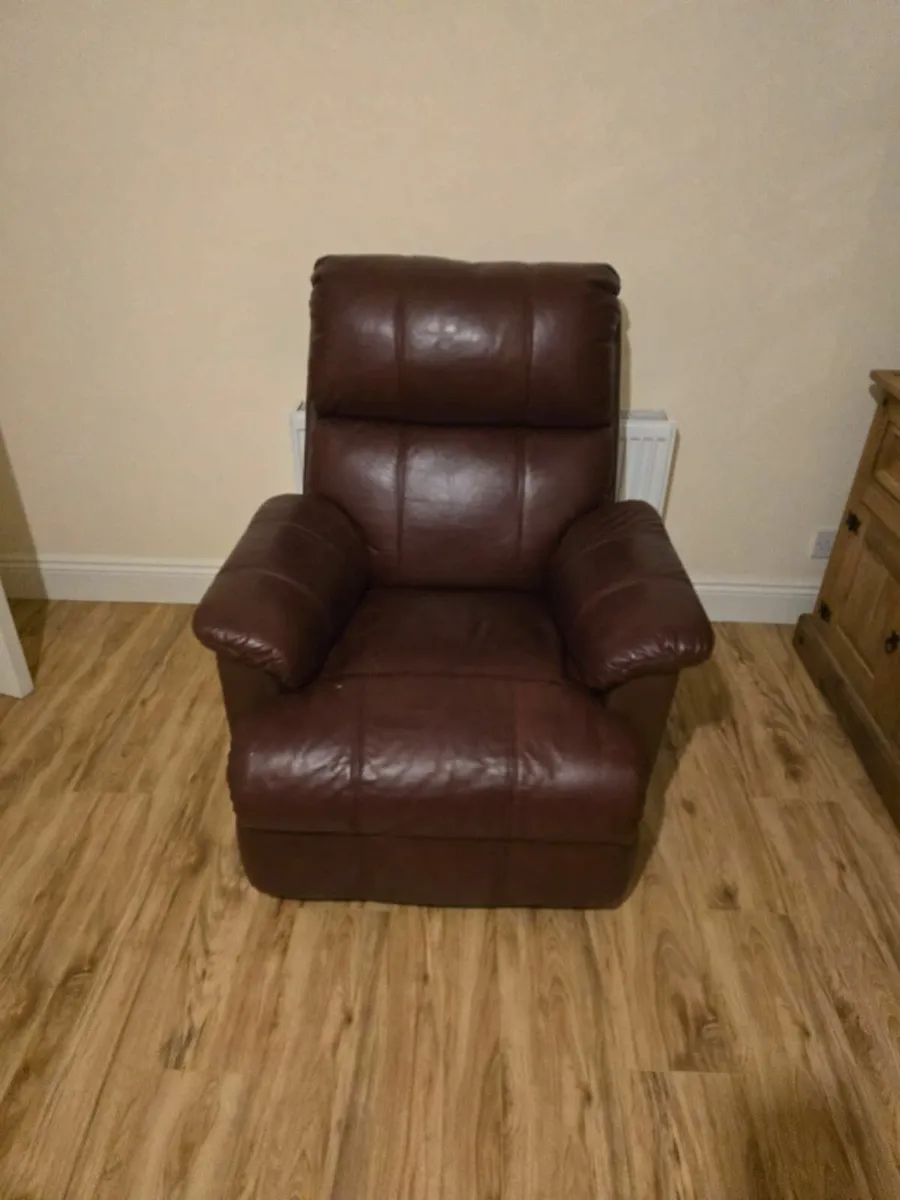 Leather Recliner Chair – Comfortable & Clean