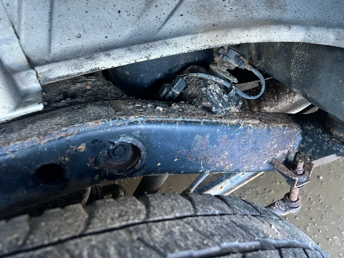 4x Mitsubishi Pajero 2.8D 2 are long 2 are short - Image 4