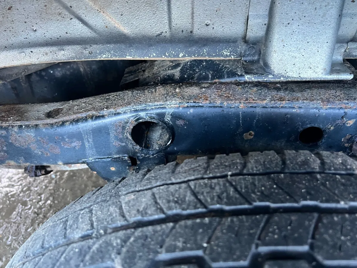 4x Mitsubishi Pajero 2.8D 2 are long 2 are short - Image 2