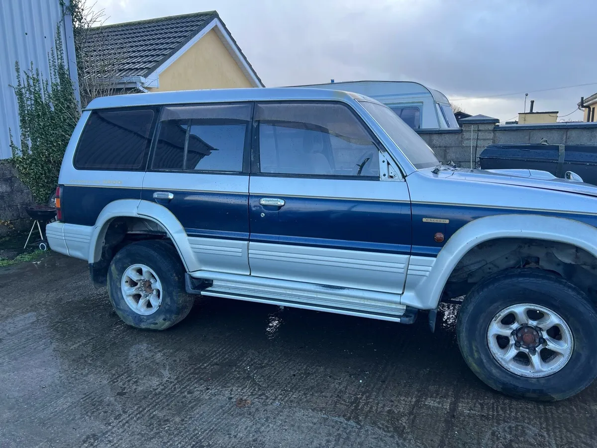 4x Mitsubishi Pajero 2.8D 2 are long 2 are short - Image 1