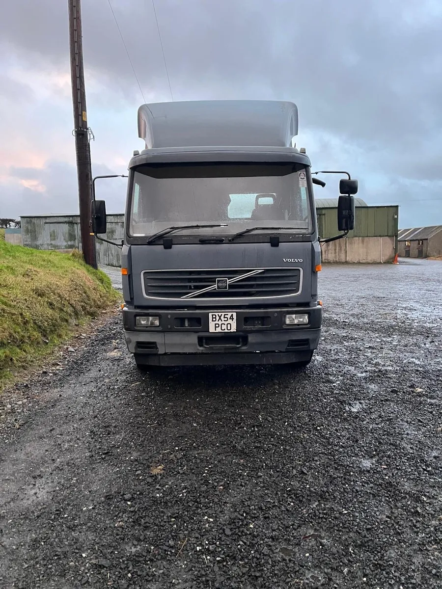 2005 Volvo FL 220 - Image 2
