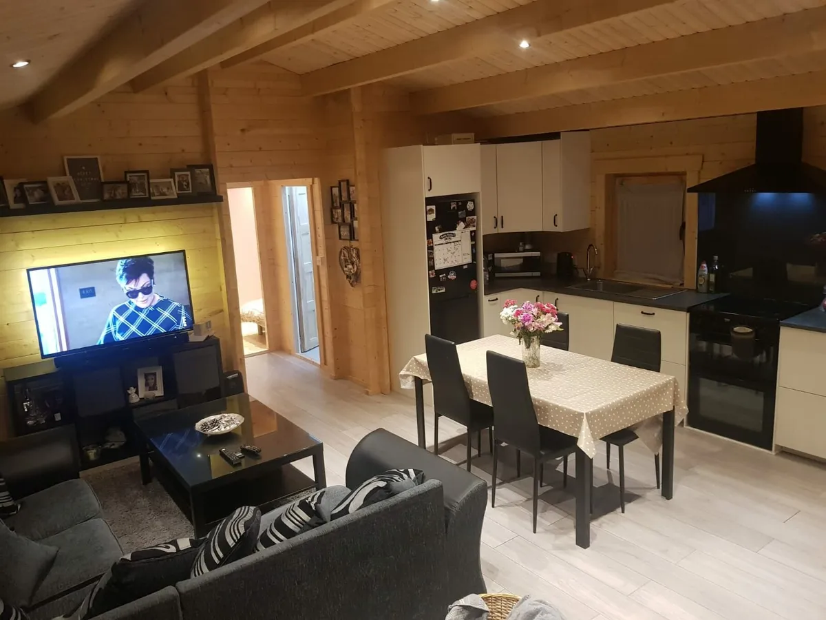 Log cabin 2 bed 0857127205 for video - Image 3