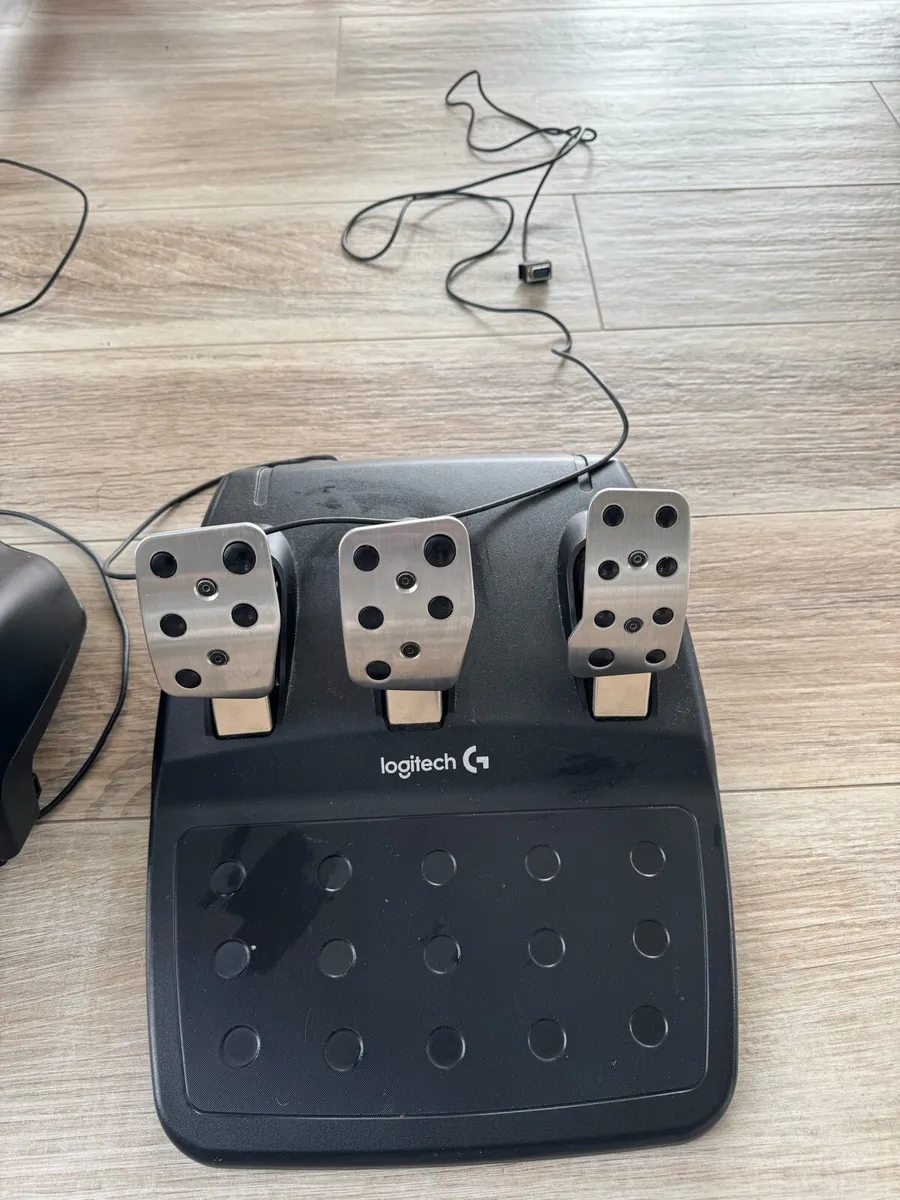 Logitech G920 Xbox / PC Racing Wheel & Pedals - Image 3