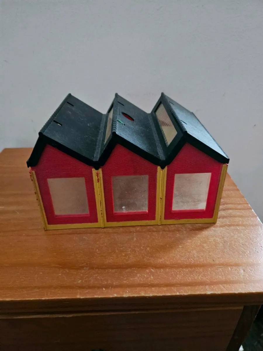 Hornby OO Gauge Engine Shed - Image 2