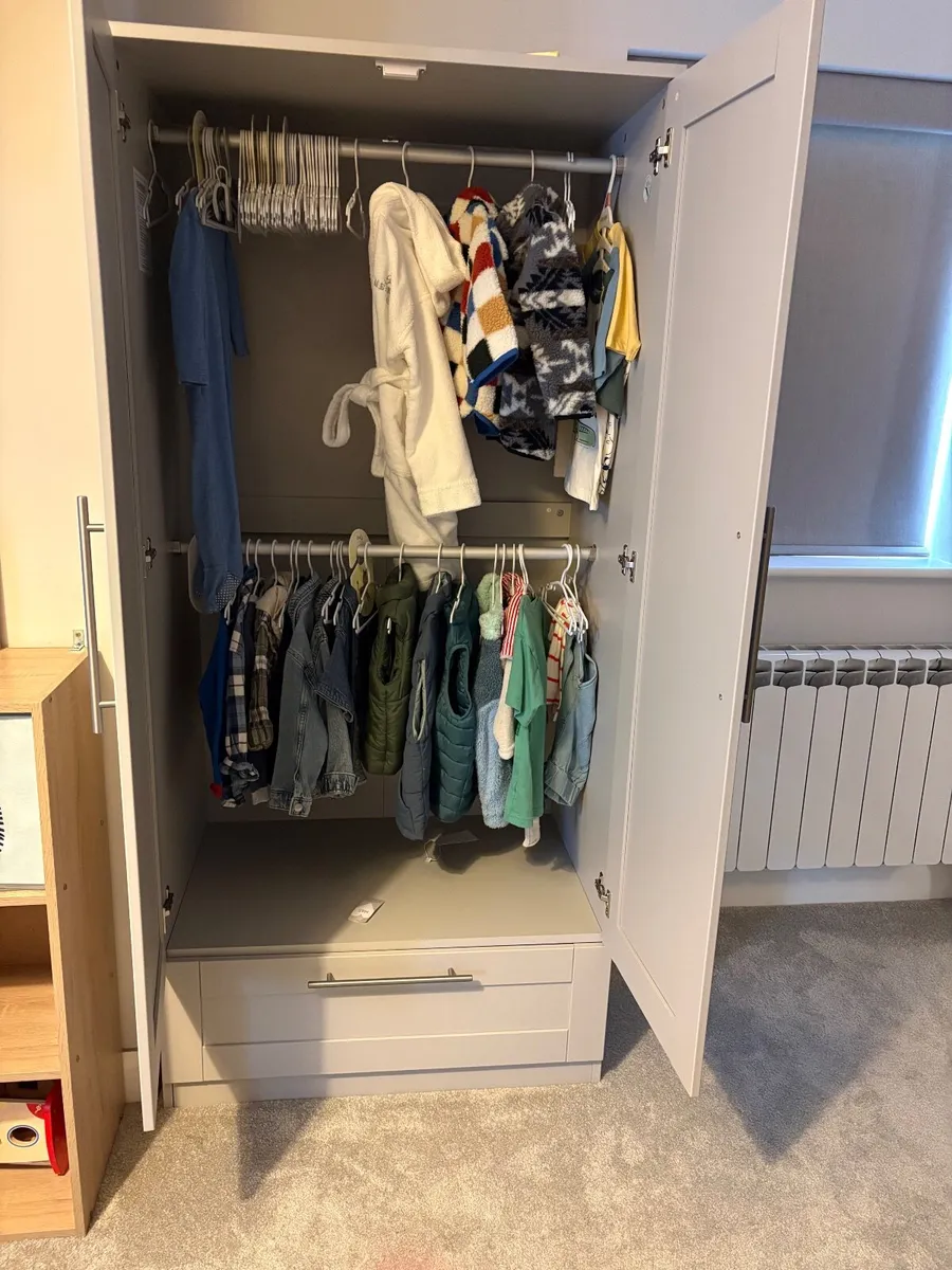 Wardobe & Changing Unit Drawer set& MaxiCosi - Image 4