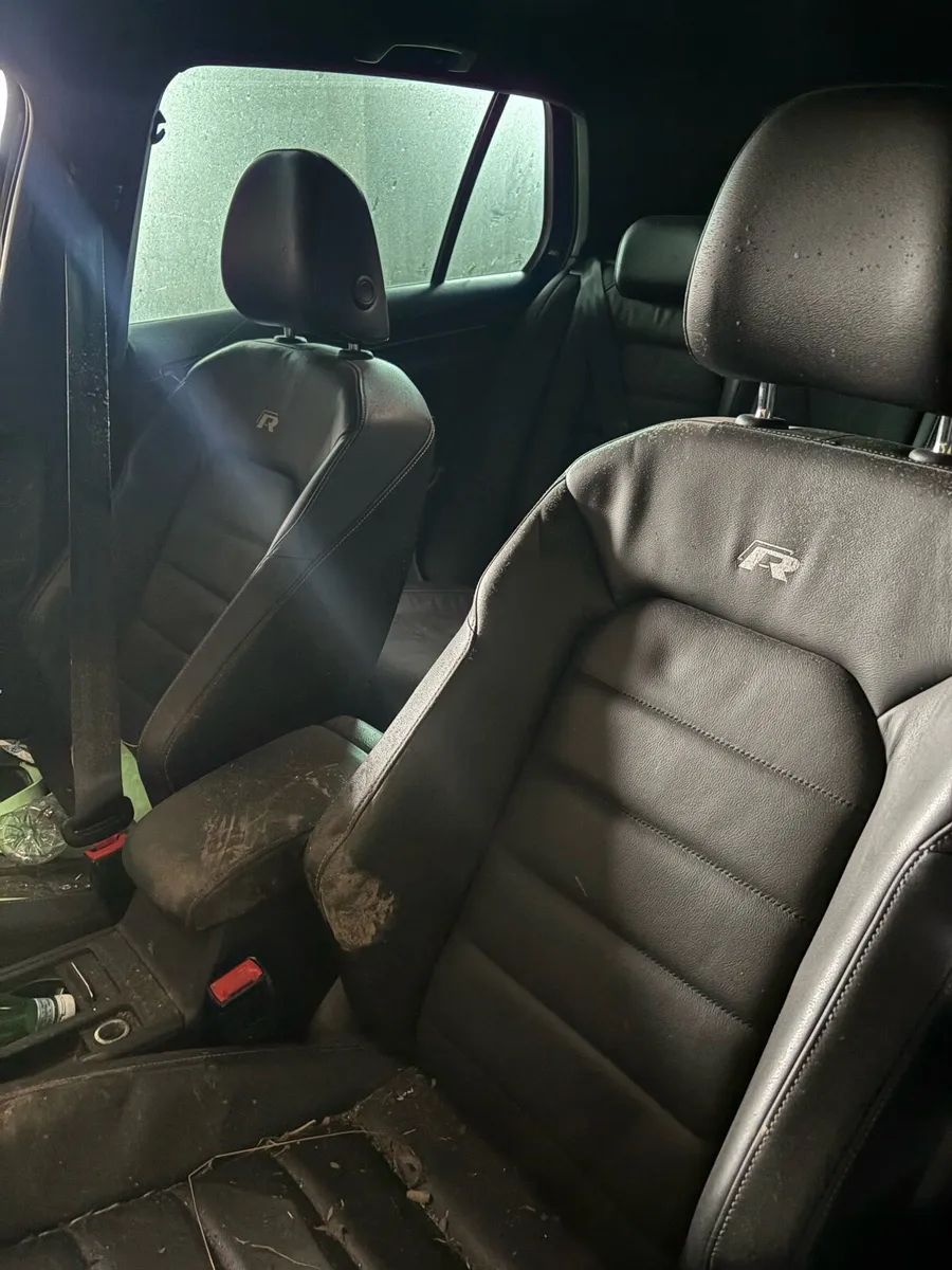 VW GOLF R 300BHP FORNT DAMAGED - Image 4