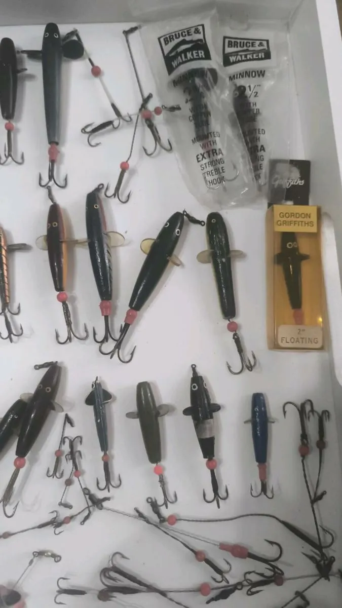 40 mixed Devon minnows and mounts - Image 3