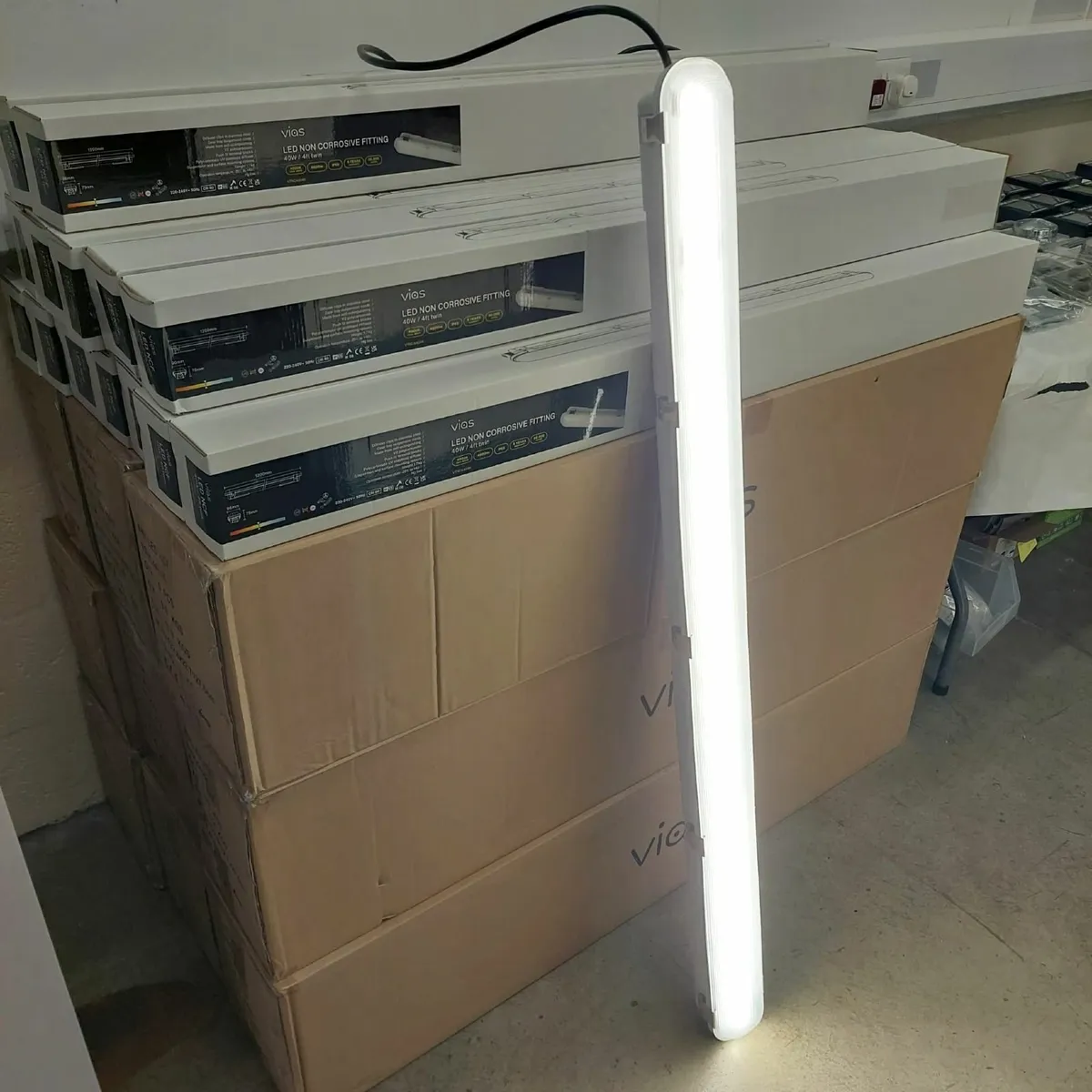 4ft Weatherproof LED Lights, 40W, 4400lm, 4000k - Image 1