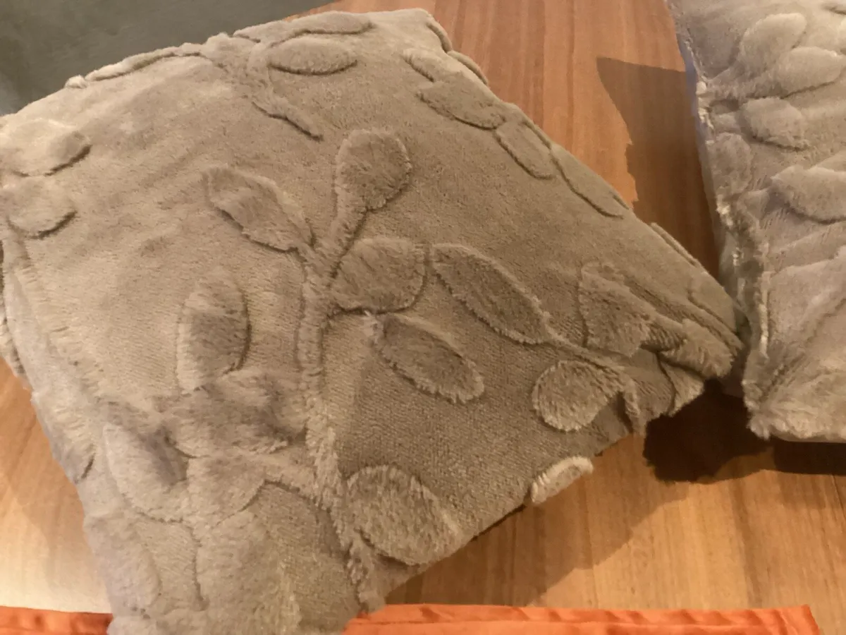 Cushions and covers - Image 2