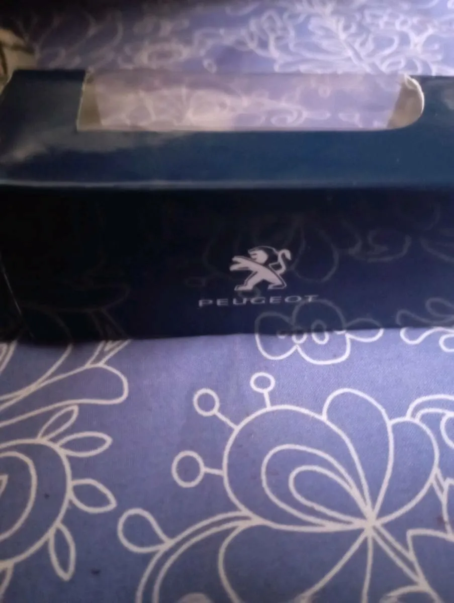 PEUGEOT RCZ RED DIE-CAST  MODLE  1-64 SCALE - Image 2