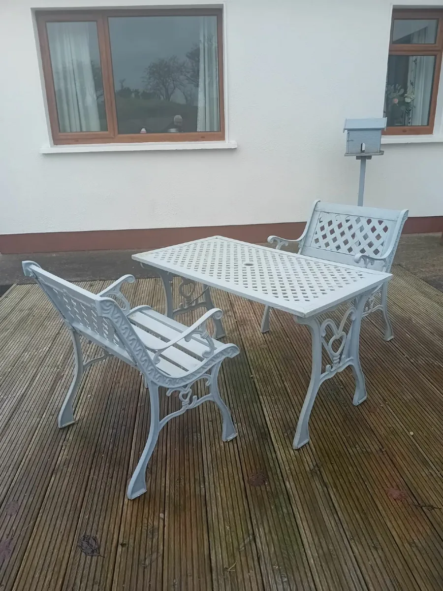 Garden table and chair