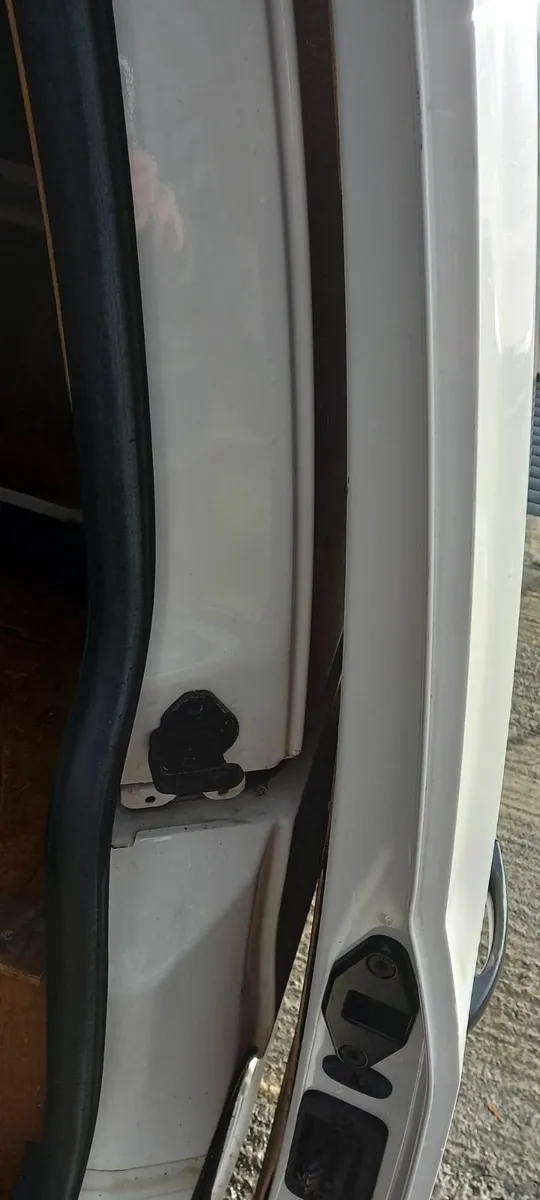 Volkswagen Caddy 2011 - Image 2