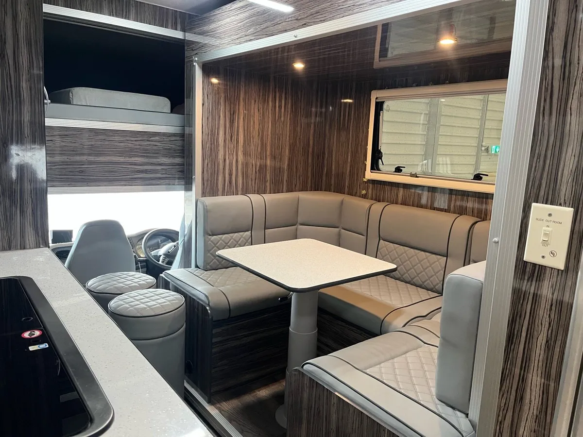 Horse truck - Image 3