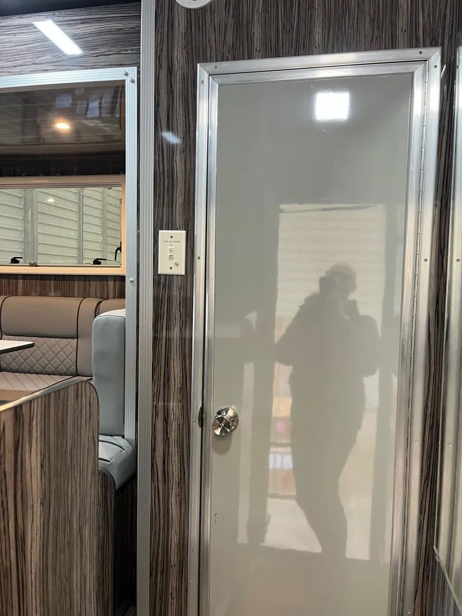 Horse truck - Image 4