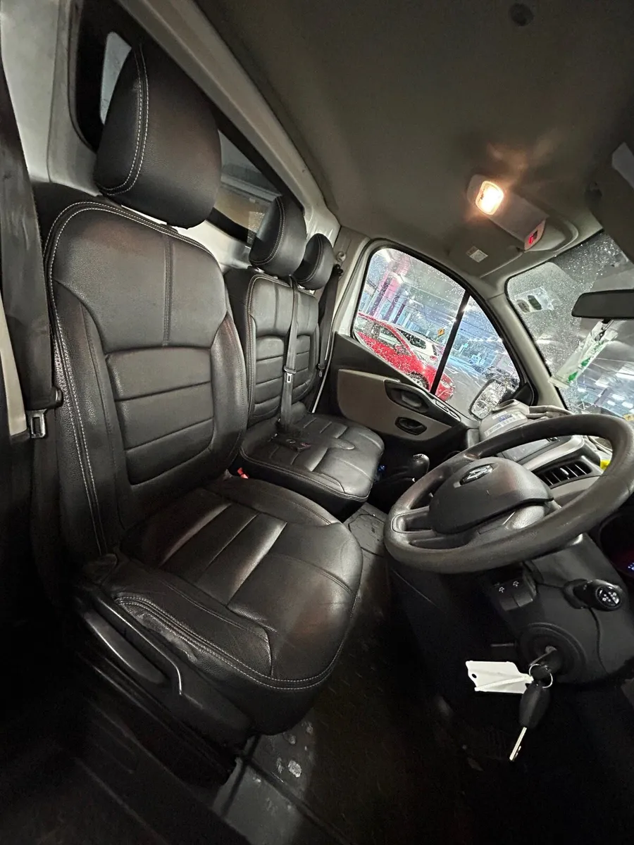 2019 Traffic 1 Owner CVRT 01/27 NO VAT - Image 2