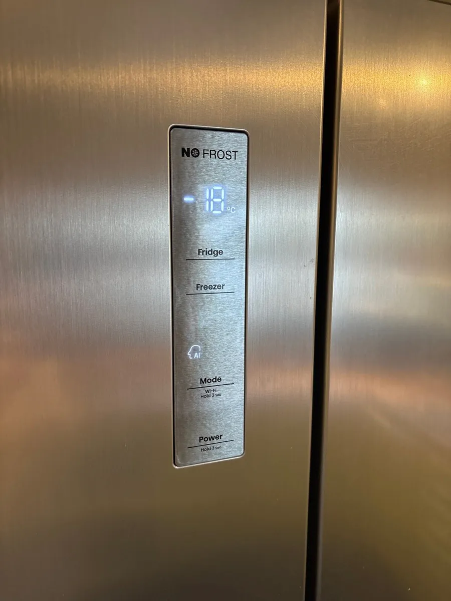 Hisense American-style Fridge Freezer - Image 3