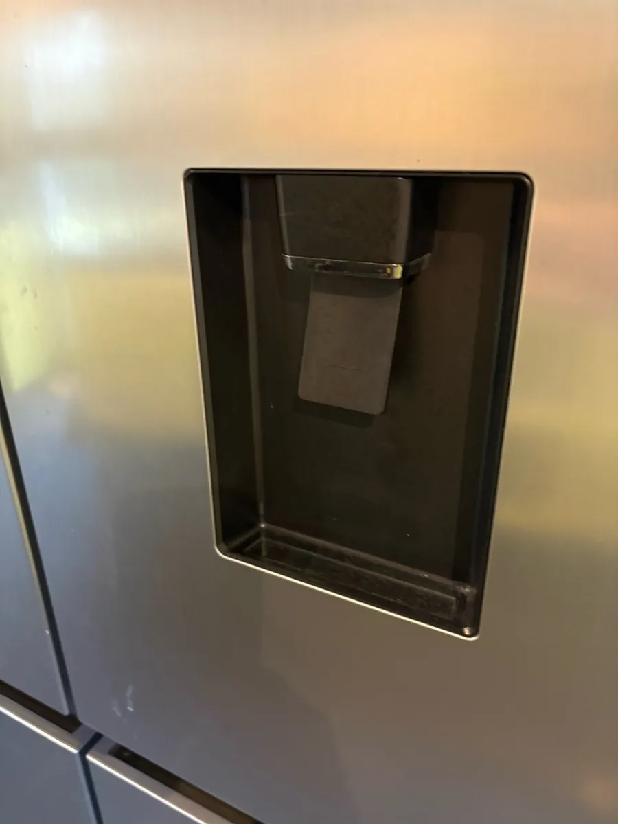 Hisense American-style Fridge Freezer - Image 4