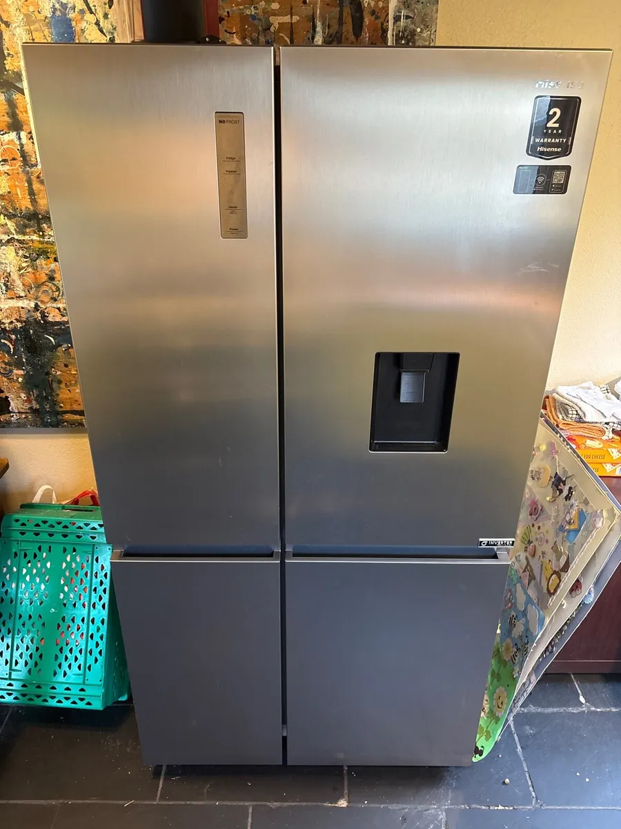 Hisense American-style Fridge Freezer - Image 1