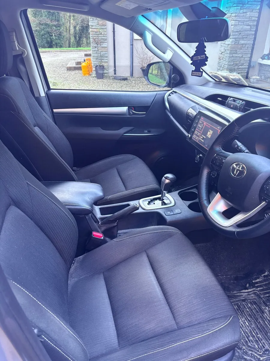 Toyota Hilux 2021 - Image 2