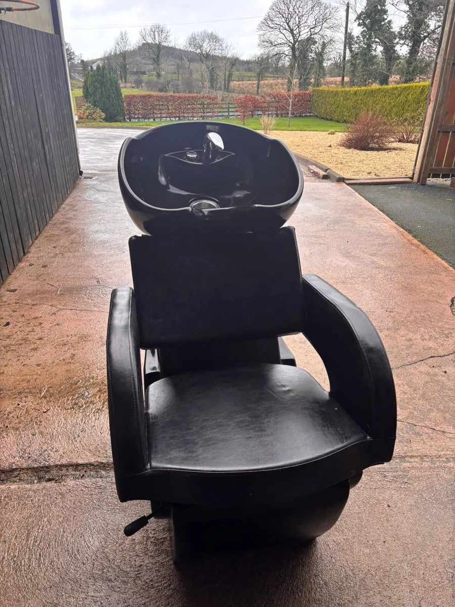 Hairdressing furniture - Image 1