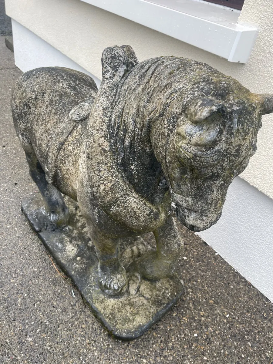 Concrete horse - Image 1
