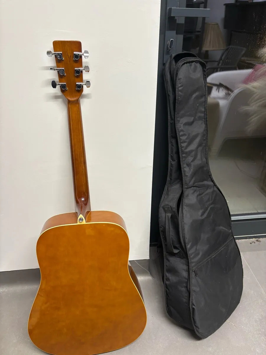 Koda acoustic guitar with capo - Image 2