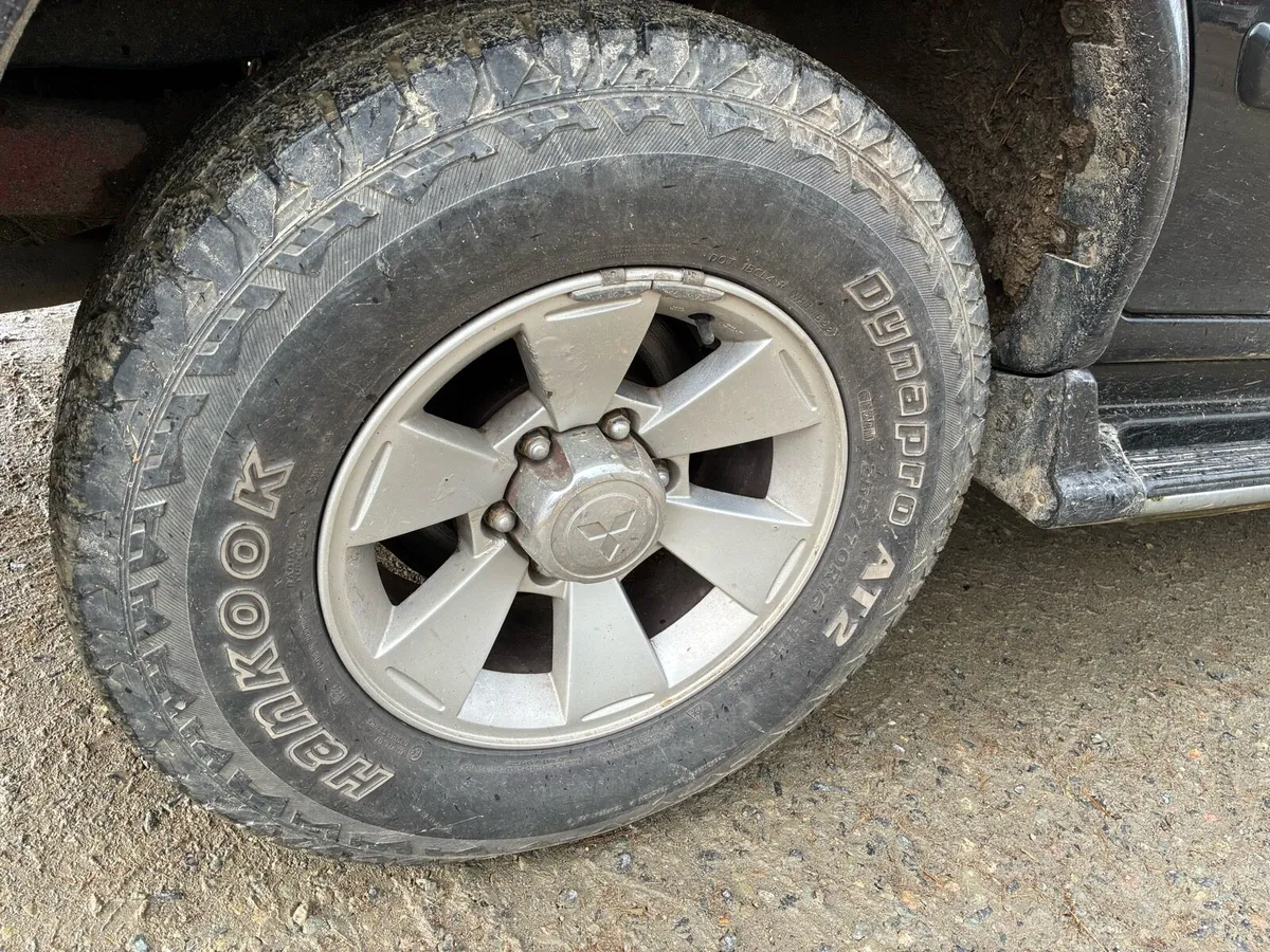 Mitsubishi pagero sport - Image 3