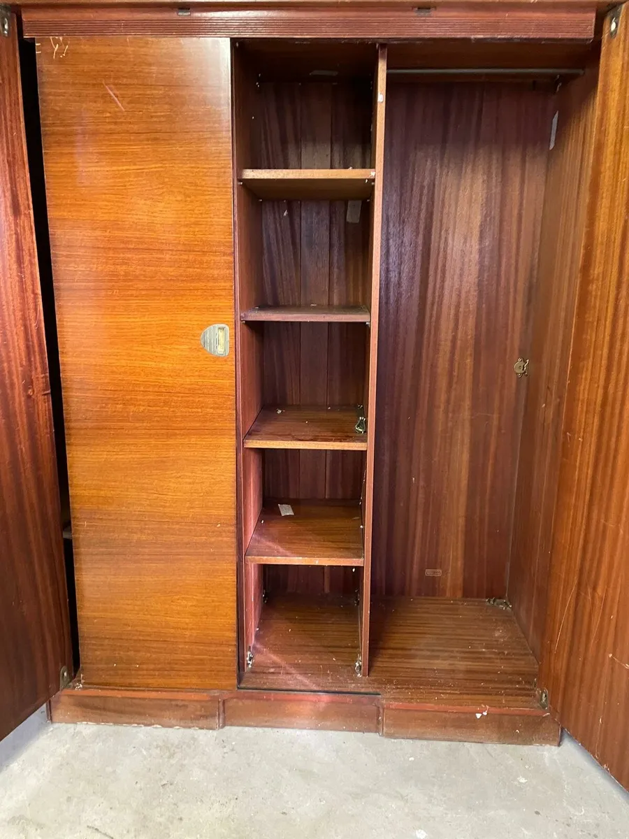 Beautiful mahogany wardrobe 3 compartment - Image 3