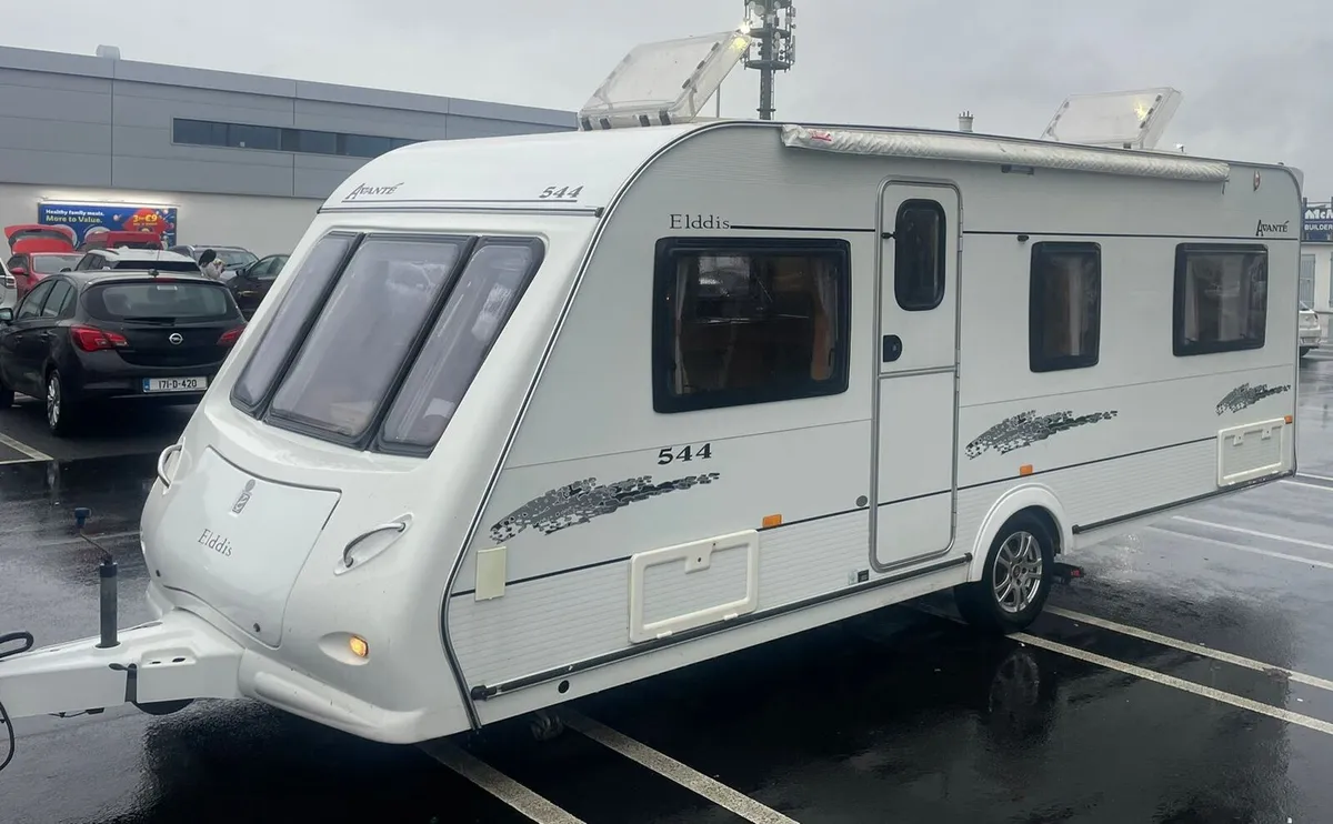 2010 Eldiss 4/5 berth fixed bed and remote mover - Image 1