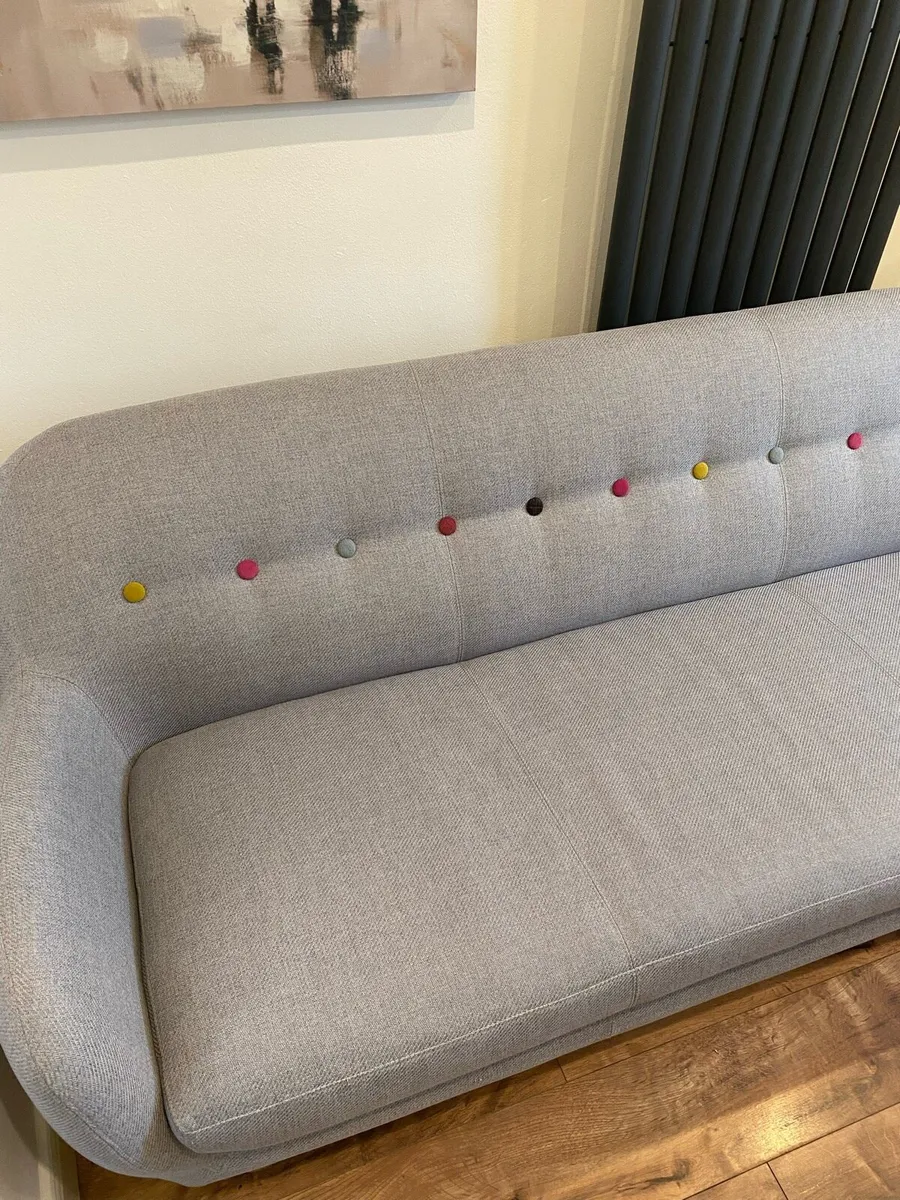 Stylish Three seater button sofa - Image 2