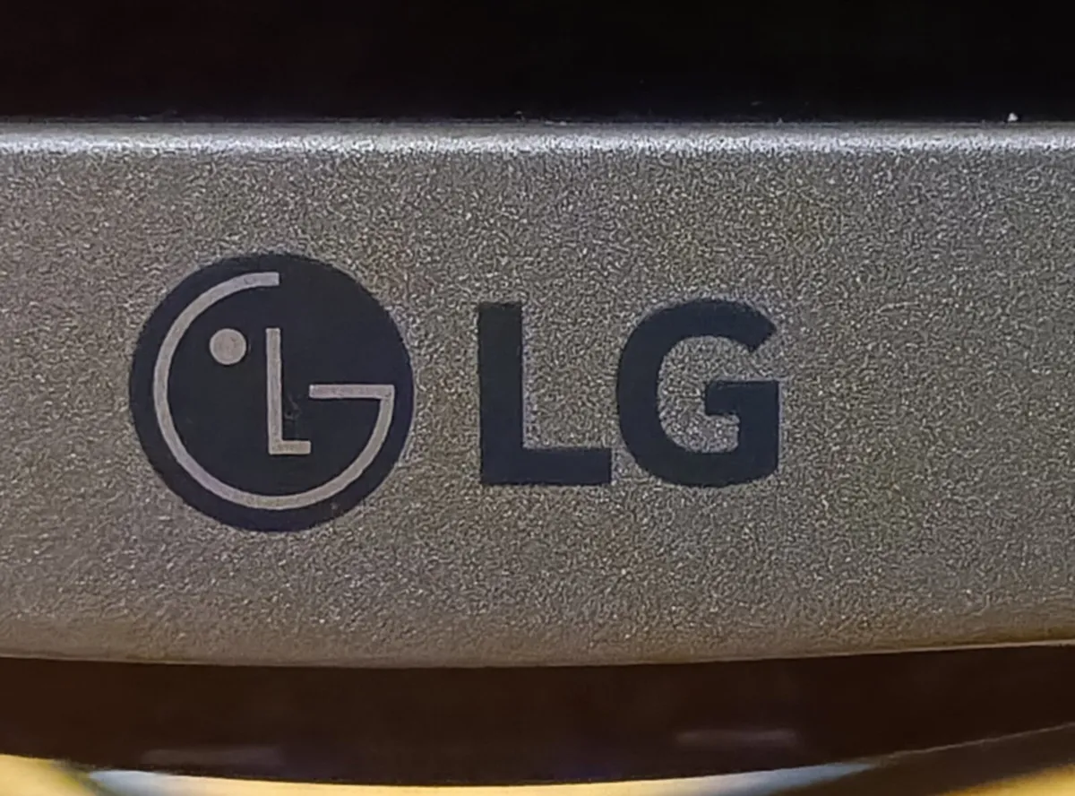 LG 32" Smart TV - Image 3