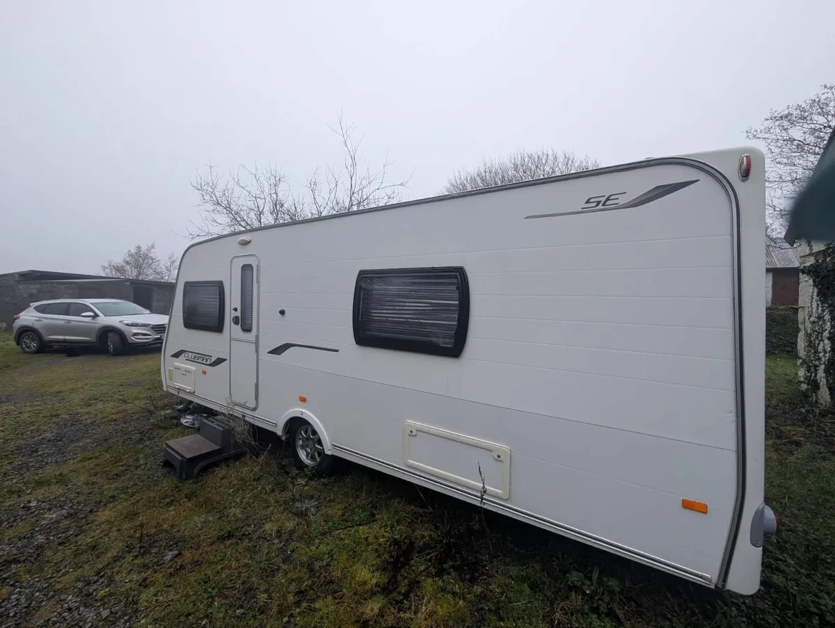 Lunar C37 Clubman SE Caravan - Image 2