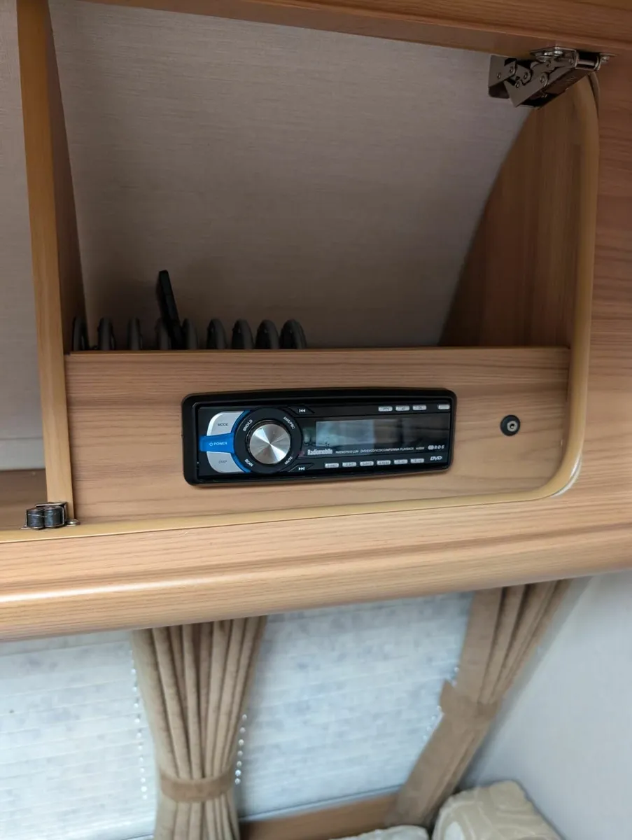 Lunar C37 Clubman SE Caravan - Image 3