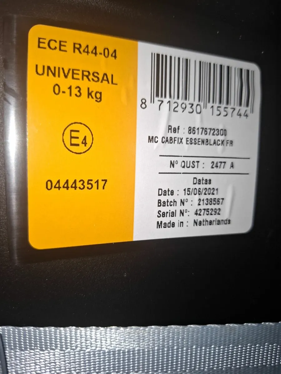 Maxi cosi cabrio and base - Image 2