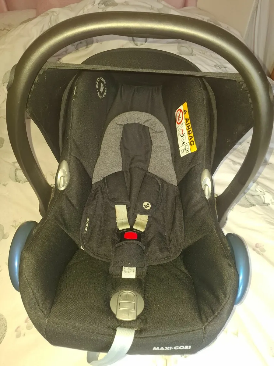 Maxi cosi cabrio and base - Image 1